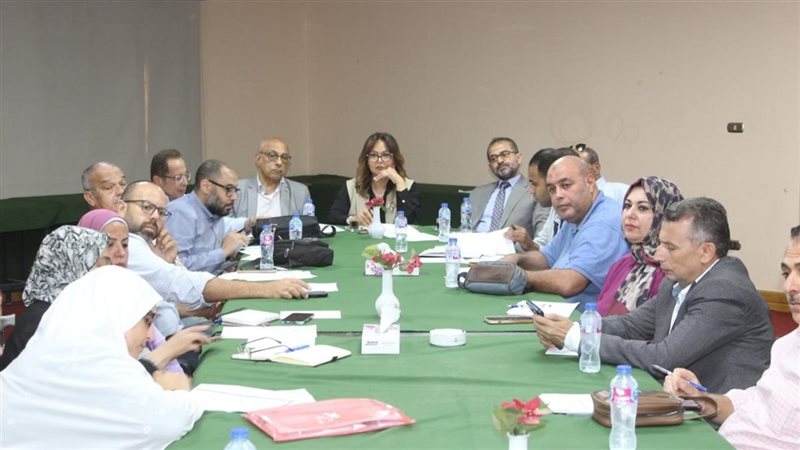 مستثمرو العاشر يبحثون