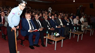 محافظ الدقهلية والفنان محمد رياض يشهدان العرض المسرحي 
