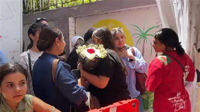 أم تهدي ابنتها بوكيه ورد بعد الخروج من امتحانات الثانوية العامة بالجيزة (فيديو)