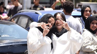 15 صورة ترصد فرحة طلاب الثانوية العامة بعد الخروج من امتحاني الفيزياء والتاريخ