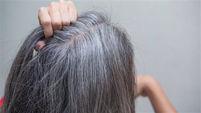 وصفة طبيعية للعناية بالشعر الأبيض ومنحه لونا داكنا 