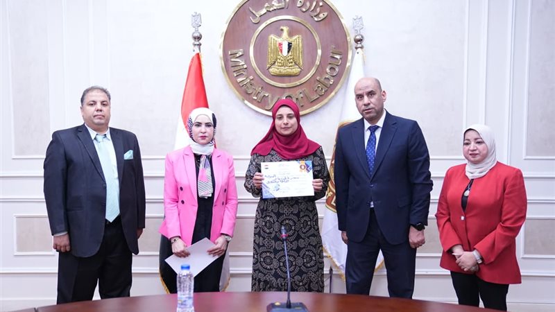 وزير العمل يسلم ماكينات