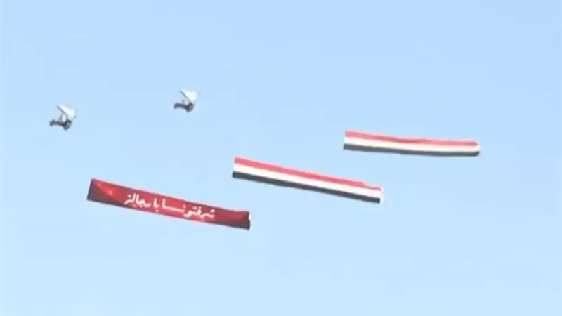 طائرة تحلق فوق حافلة