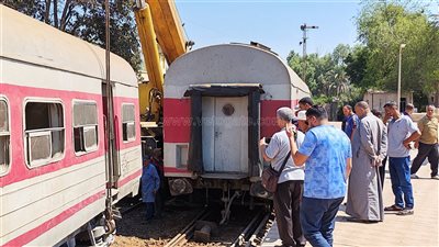 لحظة رفع عربة قطار بعد خروجها عن القضبان بمحطة محلة روح بطنطا (فيديو)   
