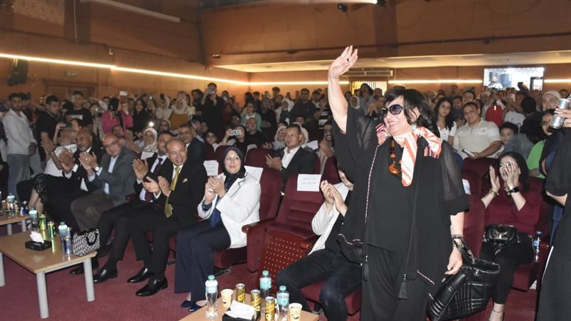 الفنانين ورئيس جامعة