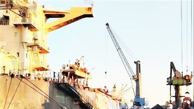 ميناء شرق بورسعيد يستقبل إحدى أكبر سفن الصب الجاف 