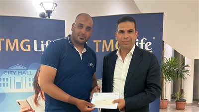 تنفيذًا لوعده، هشام طلعت مصطفى يسلم عامل الدليفري مكافأة 100 ألف جنيه