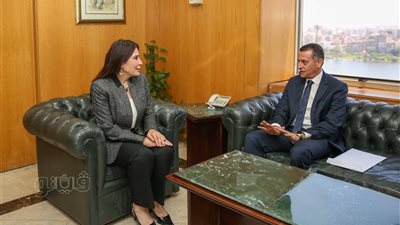 وزيرة الإسكان ومحافظ أسوان يبحثان موقف منظومة مياه الشرب والصرف الصحي بالمحافظة