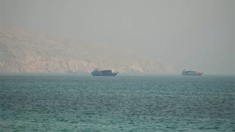 سفينتان في مضيق هرمز،