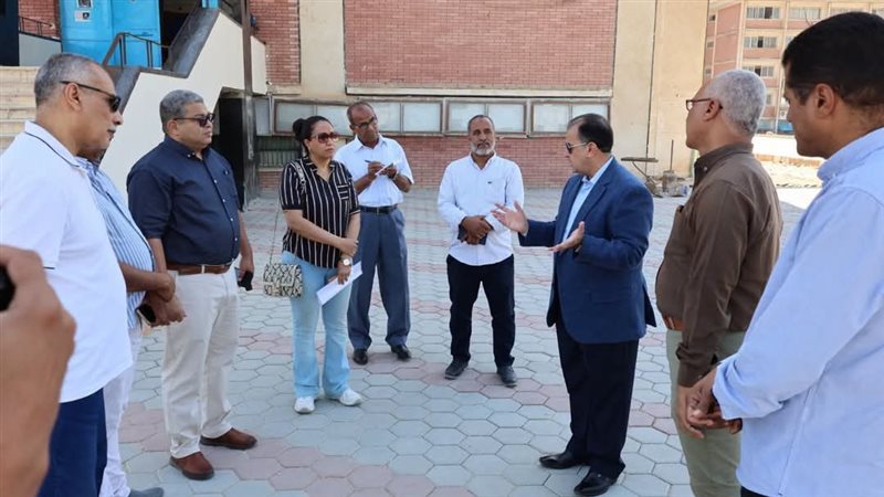 رئيس جامعة قنا يتابع