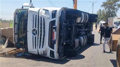 محافظ الدقهلية يوجه برفع سيارة نقل محملة بالأخشاب بعد انقلابها بطريق المنصورة شربين