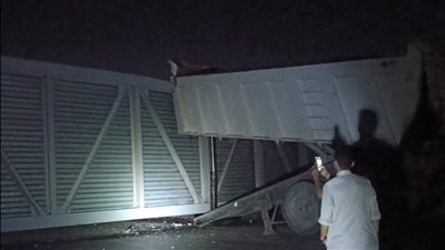 القليوبية تكشف تفاصيل سقوط كوبري مشاة كفر شكر بعد اصطدام سيارة نقل ثقيل به (صور)  