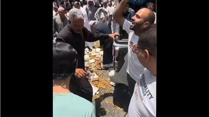 مصري يصرخ لمنع الناس