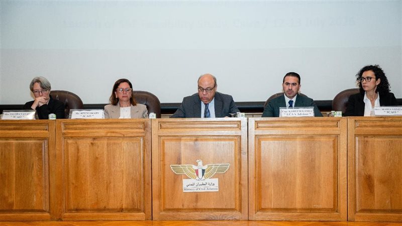 وزير الطيران يفتتح