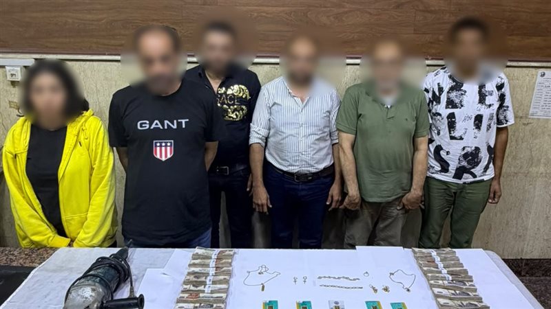 سيدة تتفق مع زوجها