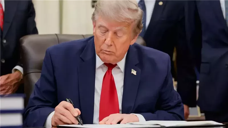 الرئيس الأمريكي دونالد