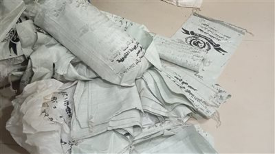 تموين الفيوم تضبط مصنعا لطباعة شكائر مزورة تحمل أسماء مطاحن ومصنع السكر