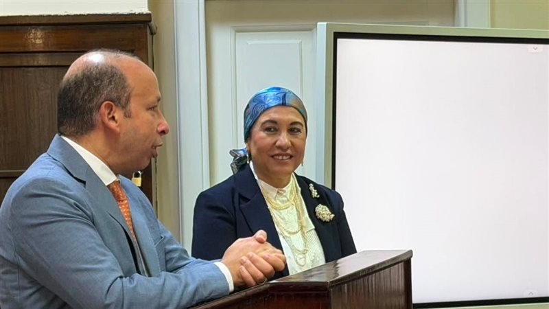 د. هالة نجيب وعميد