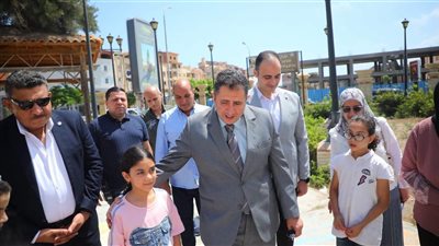 محافظ دمياط يتفقد مكتبة مصر العامة الجديدة ويشيد ببرامج بناء الإنسان