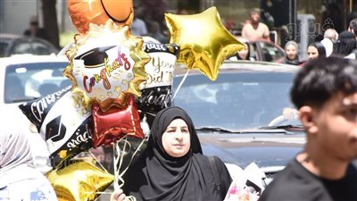 البلالين والثلج والهدايا يتصدرون المشهد في احتفالات آخر أيام الثانوية العامة (صور)