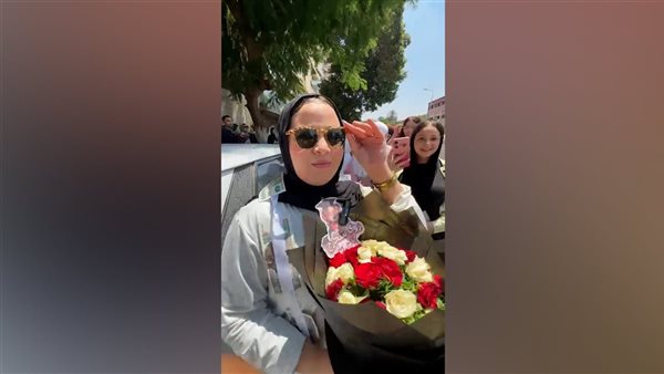 سلسلة فلوس، مفاجأة أم لابنتها أمام لجان الدقي في آخر أيام امتحانات الثانوية (فيديو)