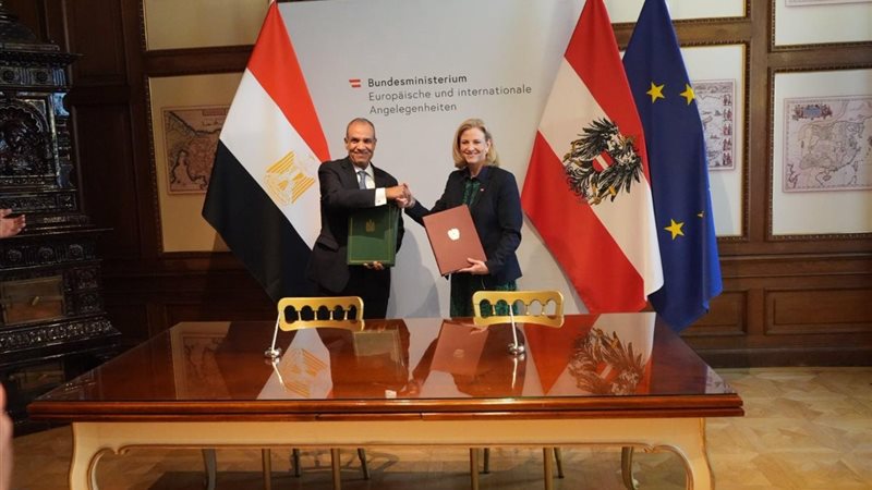 وزير الخارجية مع