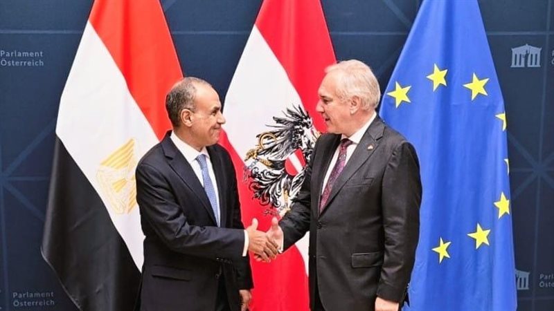 وزير الخارجية مع