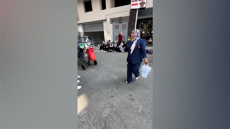 سيدة توزع زجاجات