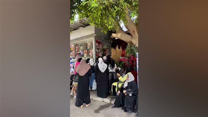 زحام على محال الورود
