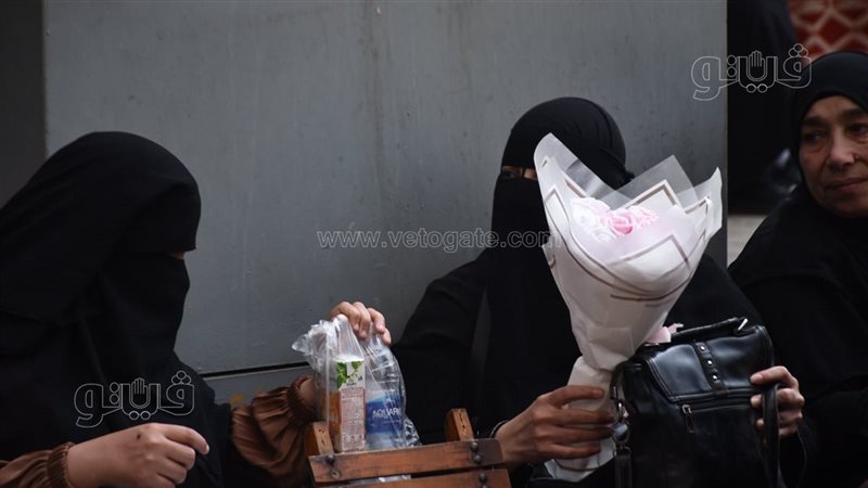 سيدة تحمل بوكيه ورد