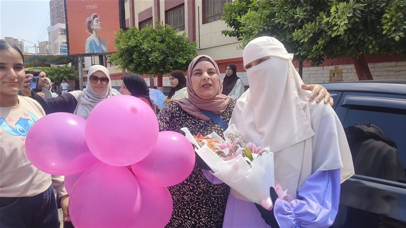 فرحة خروج طلاب علمي