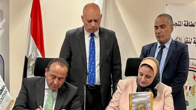نقل الكهرباء توقع عقدا لإنشاء خط لتفريغ قدرات طاقة الرياح بخليج السويس