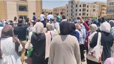 بالطبل البلدي والرقص، طلبة المدارس الدولية واللغات يودعون آخر يوم في امتحانات الثانوية العامة (فيديو)