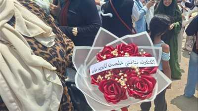بوكيه من الفلوس بدل الورد، شقيقة تفاجئ أختها بهدية غير تقليدية في بنها (فيديو) 