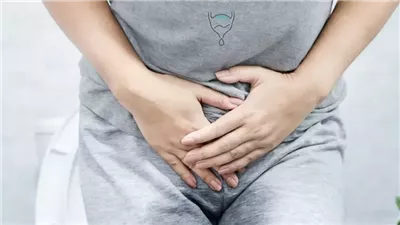 هل نزول البول مع الكحة أو العطس عند النساء أمر طبيعي؟ استشارى يجيب 