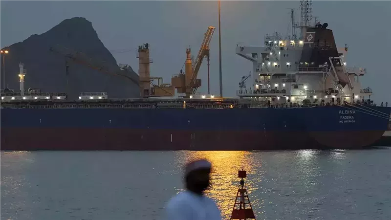 ناقلة نفط راسية قبالة