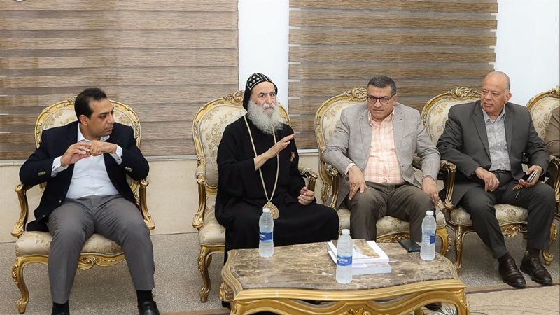 محافظ قنا يزور الأنبا