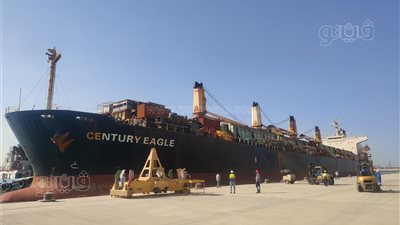 ميناء السخنة يستقبل السفينة CENTURY EAGLE (صور)