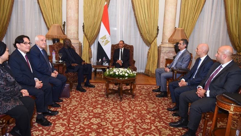 وزير الخارجية مع