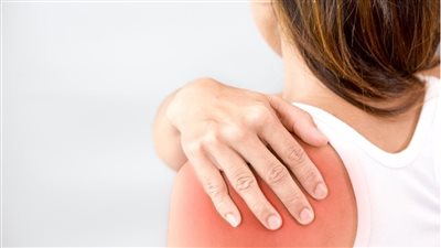  أسباب وأعراض الكتف المتجمد وطرق العلاج 
