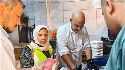 ضبط محل يحقن الدواجن بالمياه لزيادة وزنها ومصادرة طن وربع لحوم فراخ فاسدة بالقليوبية