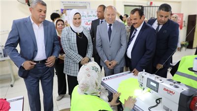 محافظ القاهرة يشيد بتعليم الأطفال الحرف اليدوية 