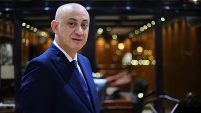 على غرار واقعة رجائي عطية، وفاة المحامي عصام البطاوي إثر أزمة قلبية داخل جنايات قنا