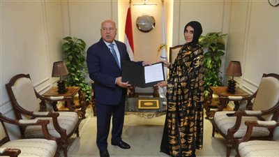 وزير النقل يكرم ليلى الأنصاري تقديرًا لموقفها الوطني في التصدي لرشق قطار بالحجارة 