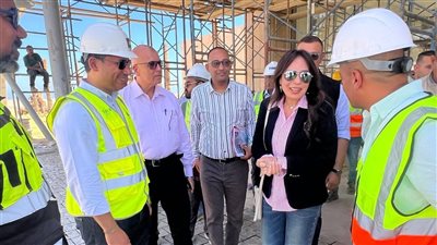 وزيرة الإسكان تتفقد مشروع تطوير منطقة 