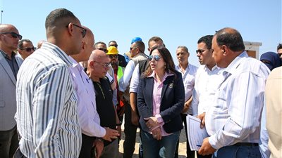 وزيرة الإسكان تتفقد محطة معالجة الصرف الصحي بمرسى مطروح
