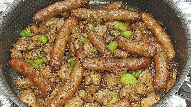 طاسة الكبدة والسجق،