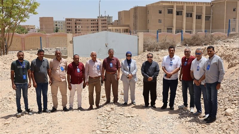 رئيس جامعة قنا يناقش