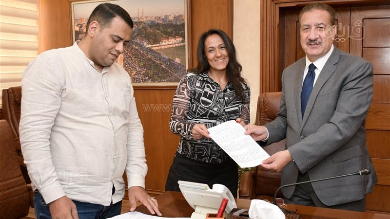 محافظ بورسعيد يوقع