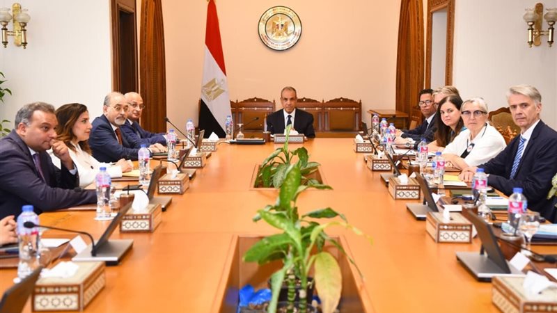 وزير الخارجية مع